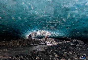 ヨークルスアゥルロゥン氷河湖発・氷の洞窟ツアー