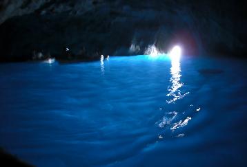 【ローマ発着】カプリ島１日観光 ～幻想的な青の洞窟～／日本語ガイド
